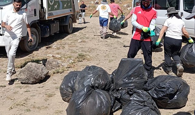 Esendere Belediyesi gönüllerle Sat Gölleri'nde çevre temizliği yaptı