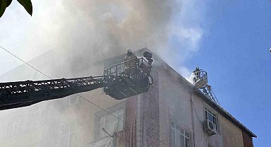 Esenler'de apartmanın çatısında çıkan yangın bitişiğindeki 2 binaya sıçradı