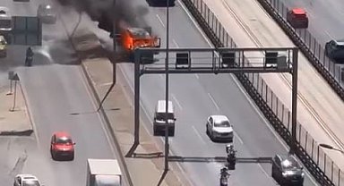 Esenyurt'ta alev alev yanan kamyonet, E-5'te sürücüsüz ilerledi