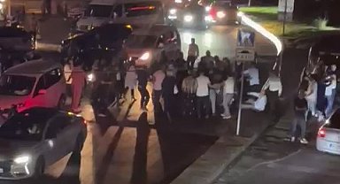 Esenyurt'ta düğün çıkışı taraflar birbirine girdi: O anlar kamerada