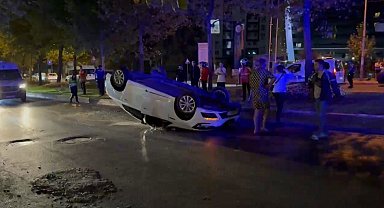 Esenyurt'ta sürücüsünün direksiyon hakimiyetini kaybettiği otomobil takla attı