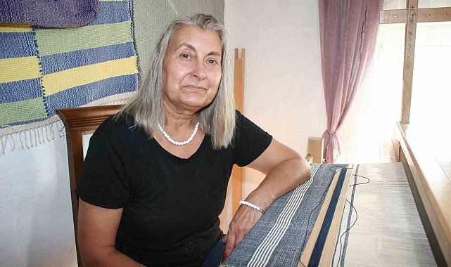 Eski giysilerin iplerinden harika eşyalar dokuyor