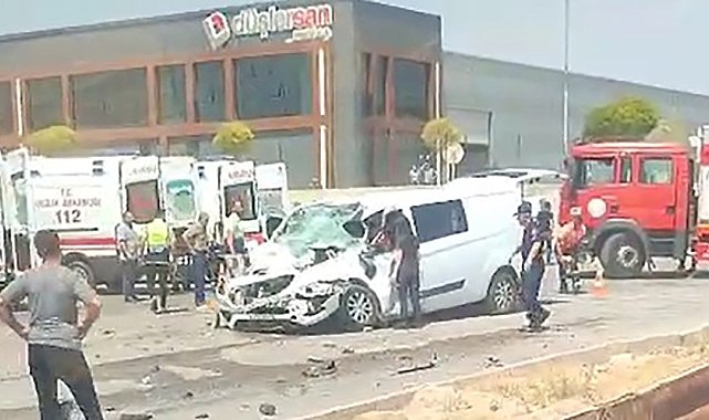 Eskişehir'de panelvan araç tıra arkadan çarptı: 1'i ağır 3 yaralı