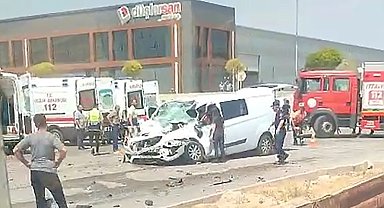 Eskişehir'de panelvan araç tıra arkadan çarptı: 1'i ağır 3 yaralı