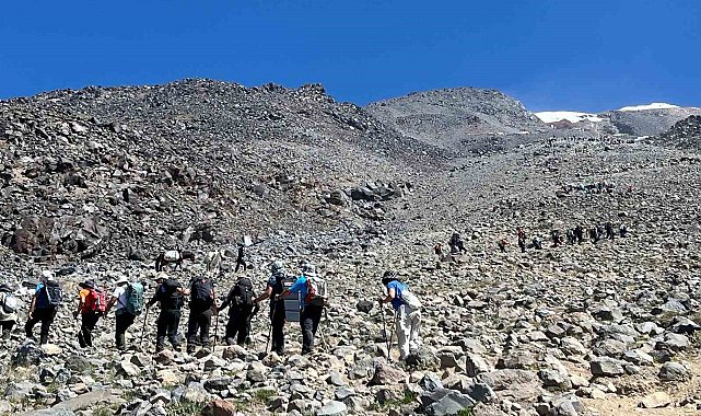 Eskişehirli 4 dağcı Ağrı Dağı'nın zirvesine tırmandı