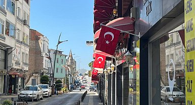 Esnafa Türk bayrağı hediyesi