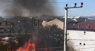 Evlerin bitişiğinde çıkan yangın korkuttu
