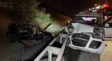 Eyüpsultan'da 2 araç çarpıştı: 1'i ağır 2 yaralı