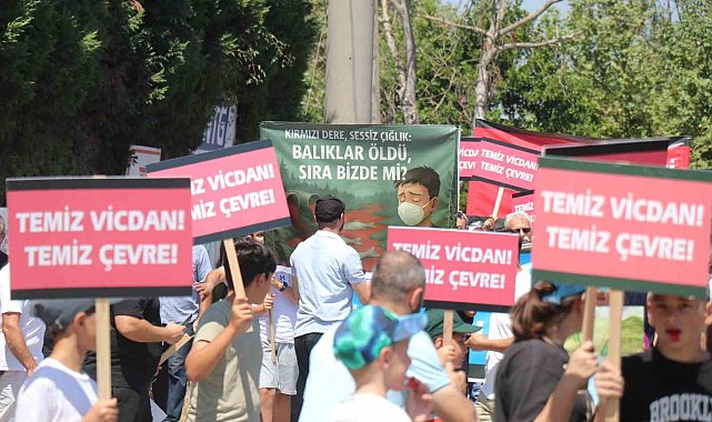 Fabrikaların dereye bıraktığı atıklara tepki için yürüdüler
