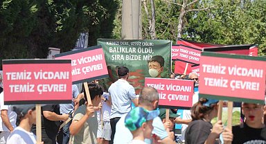 Fabrikaların dereye bıraktığı atıklara tepki için yürüdüler