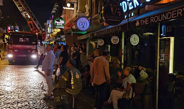 Fatih'e otelde korkutan yangın: Konaklayanlar tahliye edildi