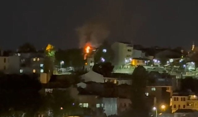 Fatih'te 3 katlı binanın çatı katı alev alev yandı