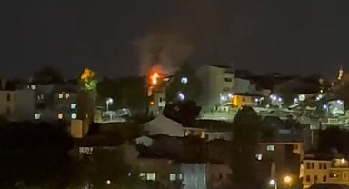 Fatih'te 3 katlı binanın çatı katı alev alev yandı