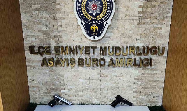 Fatih'te kuru sıkı tabancaları gerçeğe dönüştüren şüphelilere operasyon: 2 gözaltı