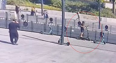 Fatih'te scooter'la gelip demirlere bağlı başka bir scooter'ı çalan çocuk kamerada