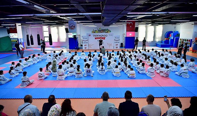 Fatih'te tekvando gösterisi: 150 lisanslı sporcu yeteneklerini sergiledi