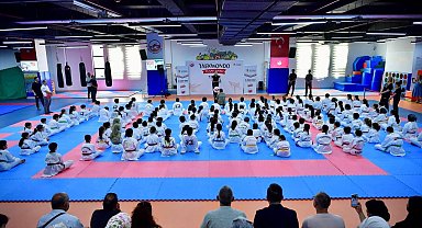 Fatih'te tekvando gösterisi: 150 lisanslı sporcu yeteneklerini sergiledi