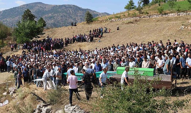 Feci kazada hayatını kaybeden 1'i bebek 5 kişi son yolculuğuna uğurlandı