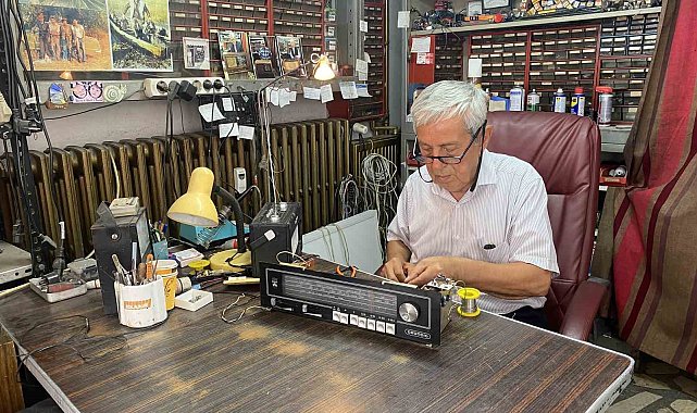 Fehmi amcanın 62 yıldır mesleği olan radyo tamirciliği son demlerini yaşıyor