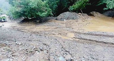 Feke'de sağanak sonrası dereler taştı, yollar kapandı