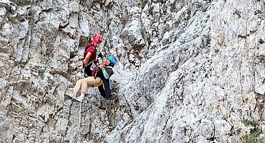 Fethiye'de kayalık alana sert inen paraşütçü ve yolcusu kurtarıldı