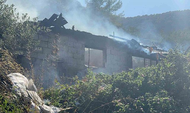 Fethiye'de madde bağımlısı olduğu iddia edilen genç evi ateşe verdi