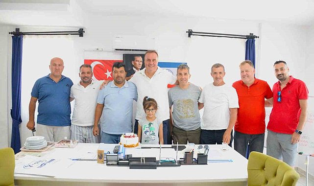 Fethiyespor Teknik direktörü Dinçel'e Çifte Doğum Günü Kutlaması