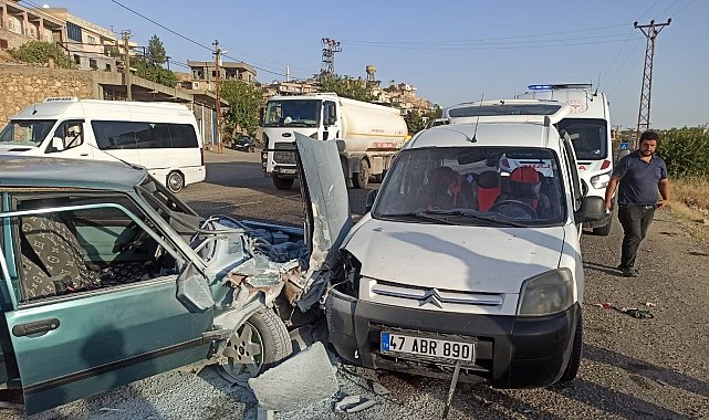 Fiat Tofaş, hafif ticari araçla çarpışarak hurdaya döndü: 3 yaralı
