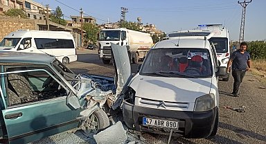 Fiat Tofaş, hafif ticari araçla çarpışarak hurdaya döndü: 3 yaralı