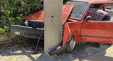 Fiat Tofaş otomobil önce araca, ardında beton direğe çarptı: 1 yaralı
