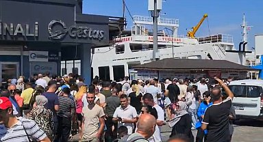Fırtına gemi seferlerini iptal ettirdi: Tatilciler Erdek'te uzun kuyruklar oluşturdu