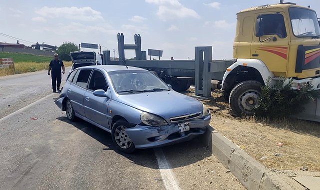 Freni boşalan kamyon, kırmızı ışıktaki 4 otomobile çarptı: 3 yaralı