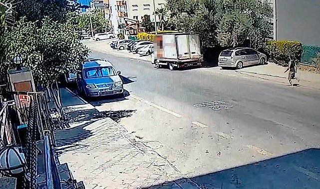 Freni boşalan kamyoneti durdurmak için sürücüsünün peşinden koştuğu anlar kamerada