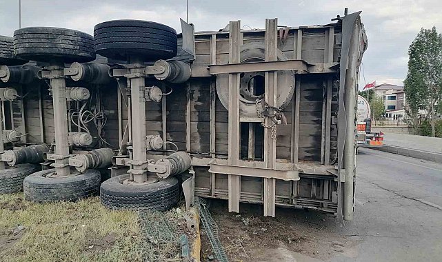 Freni boşalan tır dehşet saçtı