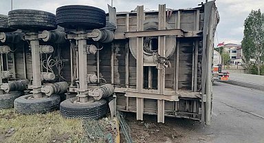Freni boşalan tır dehşet saçtı