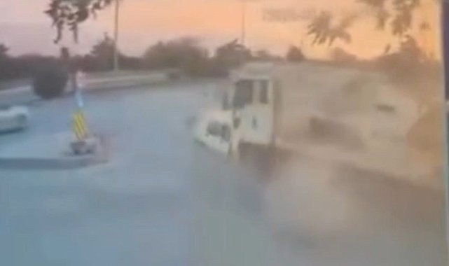 Freni boşalan tır, otomobili böyle sürükledi: O anlar kamerada