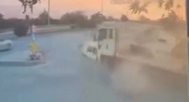 Freni boşalan tır, otomobili böyle sürükledi: O anlar kamerada