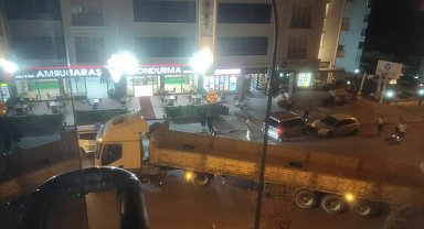 Freni çekilmeyen tır geri geri gitti, araçlara zarar verdi
