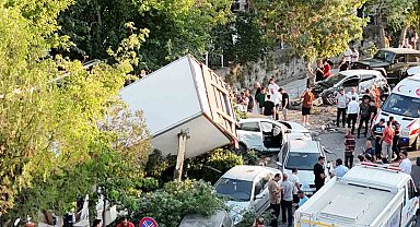Freni patlayan kamyon 10 araca çarpıp, kanala düştü