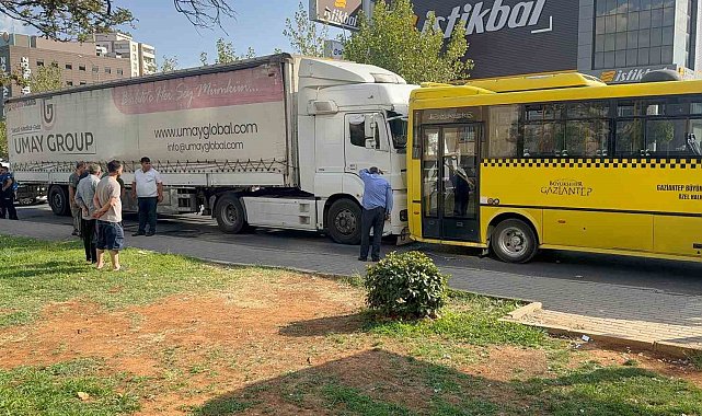 Gaziantep'te durakta yolcu alan halk otobüsüne tır çarptı: 2'si ağır 3 yaralı
