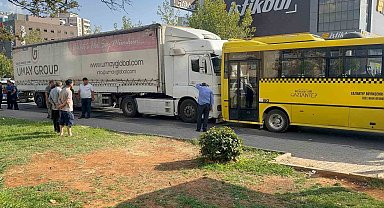 Gaziantep'te durakta yolcu alan halk otobüsüne tır çarptı: 2'si ağır 3 yaralı