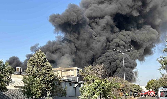 Gaziantep'te geri dönüşüm tesisinde büyük yangın