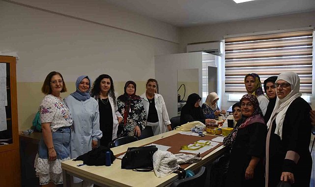 Gaziantep'te kadınlar kendi diktikleri kıyafetleri giyiyor