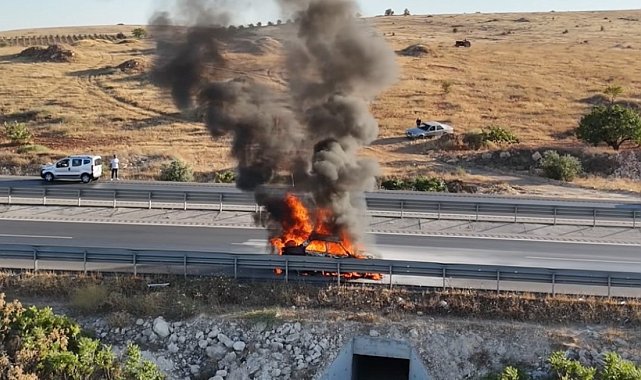 Gaziantep'te seyir halindeki otomobil alev topuna döndü: O anlar dron kamerasında