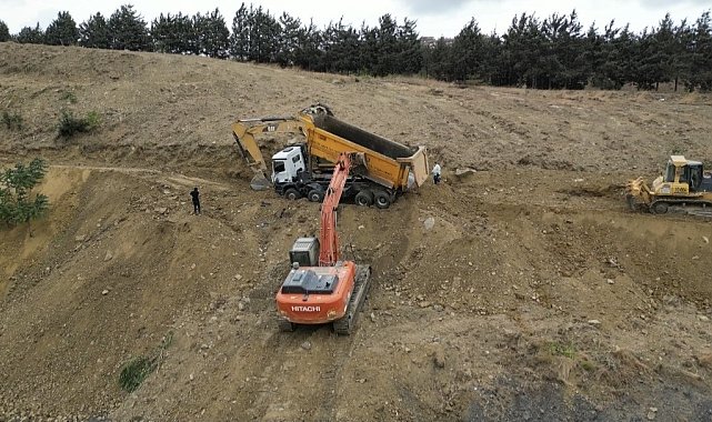 Gaziosmanpaşa'da toprak kayması sonucu hafriyat kamyonu devrildi