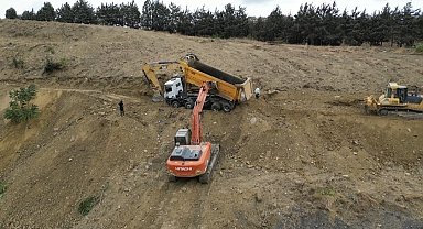 Gaziosmanpaşa'da toprak kayması sonucu hafriyat kamyonu devrildi