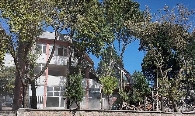 Gediz'de 43 yıllık Kızılay İşhanı yıkıldı