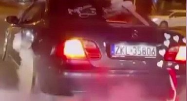 Gelin arabasıyla yolu kapatıp lastik yaktılar: Araç trafikten men edildi