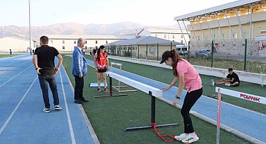 Genç atletler yaz spor okullarında ter döküyor