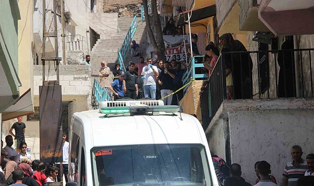 Genç çift evde silahla vurulmuş halde ölü bulundu